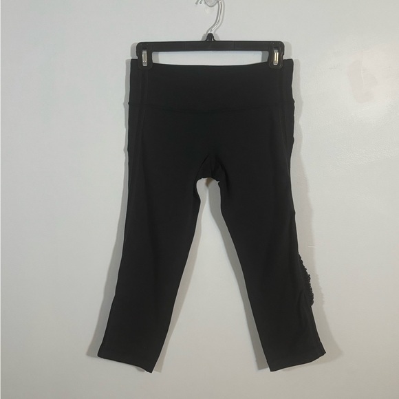 Lululemon Black Ruffle Trim Capri Leggings Size 6 Yoga Crop Pants - Picture 1 of 12
